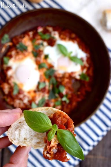 Zdjęcie - Szakszuka - jajka w pomidorach - Przepisy kulinarne ze zdjęciami