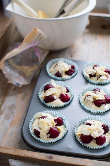 Zdjęcie - Proste muffinki jogurtowe z wiśniami - Przepisy kulinarne ze zdjęciami