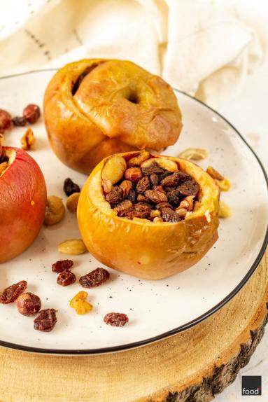 Zdjęcie - Jabłka pieczone z bakaliami i podane z sosem waniliowym - Przepisy kulinarne ze zdjęciami