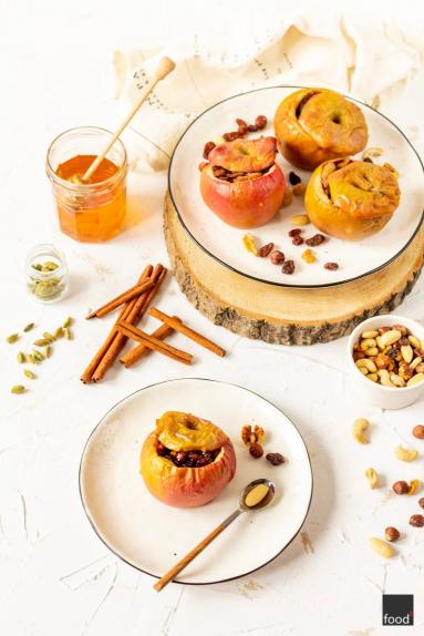 Zdjęcie - Jabłka pieczone z bakaliami i podane z sosem waniliowym - Przepisy kulinarne ze zdjęciami
