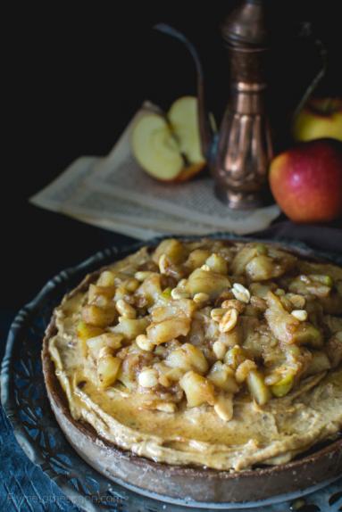 Zdjęcie - Bezglutenowy wegański jagielnik jabłkowy z orzechowym karmelem daktylowym - Przepisy kulinarne ze zdjęciami