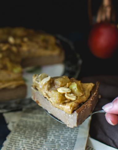 Zdjęcie - Bezglutenowy wegański jagielnik jabłkowy z orzechowym karmelem daktylowym - Przepisy kulinarne ze zdjęciami