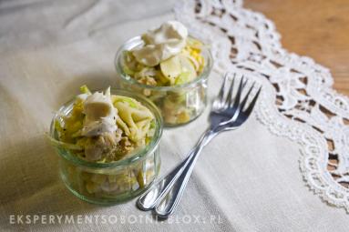 Zdjęcie - sałatka z ravioli, kurczakiem, porem i jabłkiem - Eksperyment Sobot... - Przepisy kulinarne ze zdjęciami