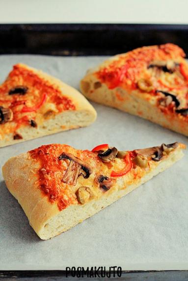 Zdjęcie - Pizza na grubym cieście - Przepisy kulinarne ze zdjęciami