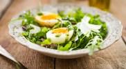 Zdjęcie - Sałatka z rukoli z parmezanem i jajkiem - Przepisy kulinarne ze zdjęciami