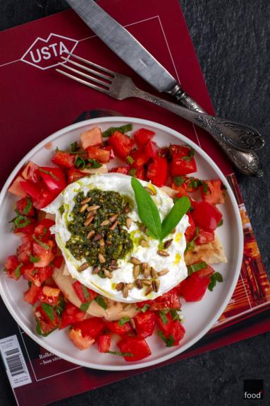 Zdjęcie - Burrata z szałwiowym pesto i pomidorami - Przepisy kulinarne ze zdjęciami