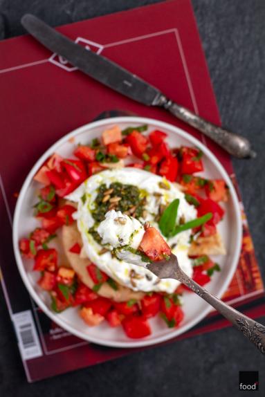 Zdjęcie - Burrata z szałwiowym pesto i pomidorami - Przepisy kulinarne ze zdjęciami