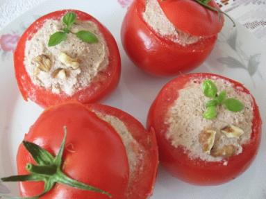 Zdjęcie - Pomidory faszerowane tuńczykiem z  orzechami  - Przepisy kulinarne ze zdjęciami