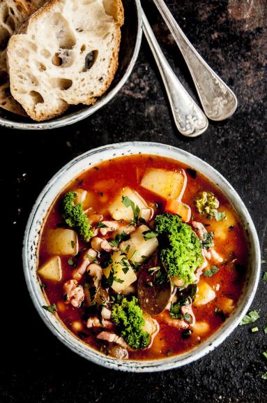 Zdjęcie - Zimowa zupa z jarmużem i fasolą - Przepisy kulinarne ze zdjęciami