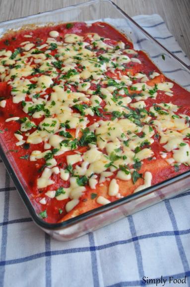 Zdjęcie - Naleśniki z mięsem mielonym zapiekane w sosie pomidorowym - Przepisy kulinarne ze zdjęciami