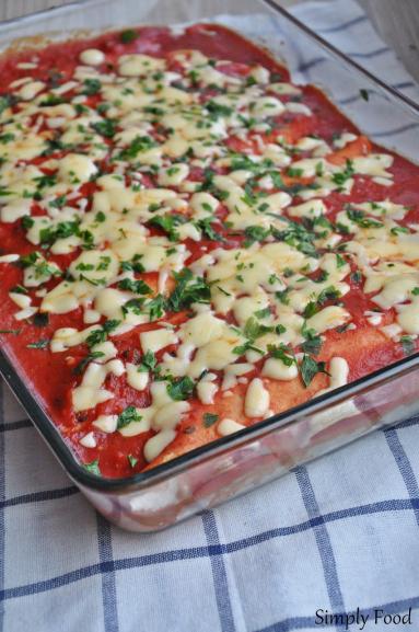 Zdjęcie - Naleśniki z mięsem mielonym zapiekane w sosie pomidorowym - Przepisy kulinarne ze zdjęciami