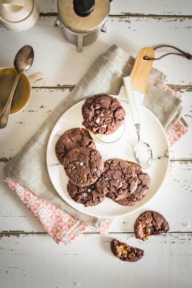 Zdjęcie - Ciasteczka czekoladowe z solonym karmelem - Przepisy kulinarne ze zdjęciami