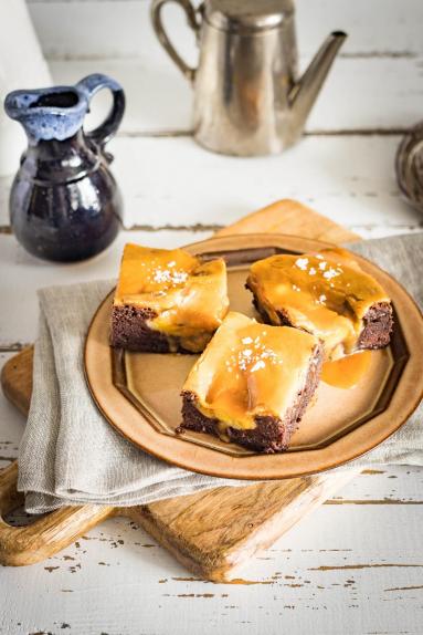 Zdjęcie - Brownie z bananami i solonym karmelem - Przepisy kulinarne ze zdjęciami