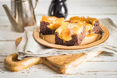 Zdjęcie - Brownie z bananami i solonym karmelem - Przepisy kulinarne ze zdjęciami