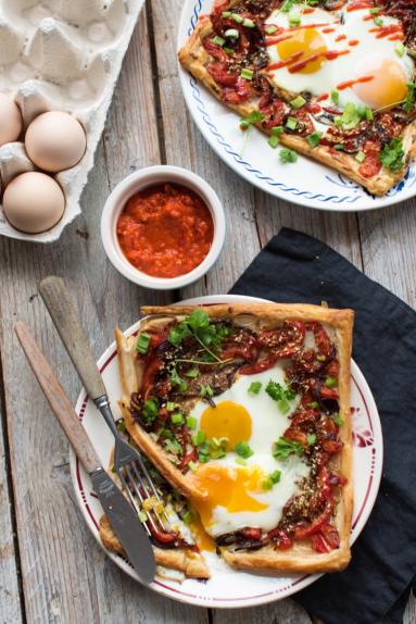 Zdjęcie - Śniadaniowa „pizza” na cieście francuskim - Przepisy kulinarne ze zdjęciami