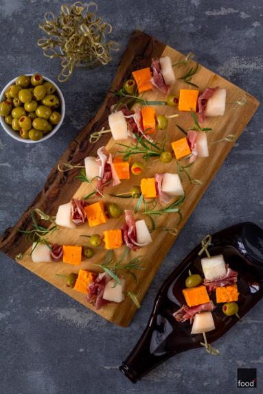 Zdjęcie - Koreczki z melonem, prosciutto, serem i oliwkami - Przepisy kulinarne ze zdjęciami
