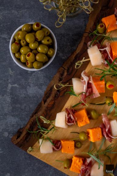 Zdjęcie - Koreczki z melonem, prosciutto, serem i oliwkami - Przepisy kulinarne ze zdjęciami