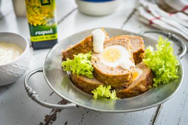 Zdjęcie - Klops z jajkiem i sosem chrzanowym - Przepisy kulinarne ze zdjęciami
