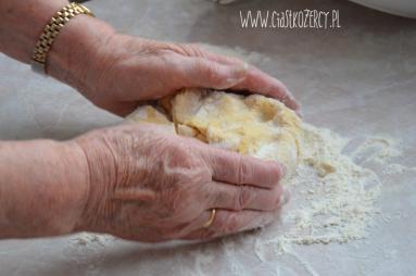 Zdjęcie - Przepis na proste pączki Babci Basi - Przepisy kulinarne ze zdjęciami