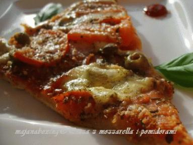 Zdjęcie - Pizza z pomidorami i mozzarellą  - Przepisy kulinarne ze zdjęciami