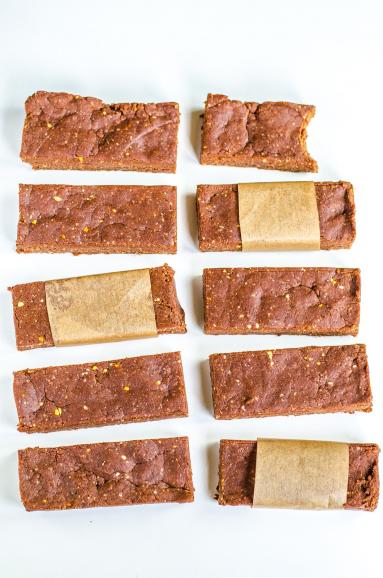 Zdjęcie - Batoniki proteinowe z kakao i masłem orzechowym, słodzone stewią - Przepisy kulinarne ze zdjęciami