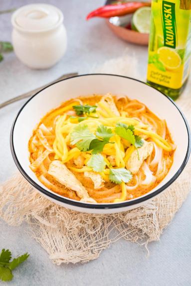 Zdjęcie - Orientalna zupa laksa curry z kurczakiem i mango - Przepisy kulinarne ze zdjęciami