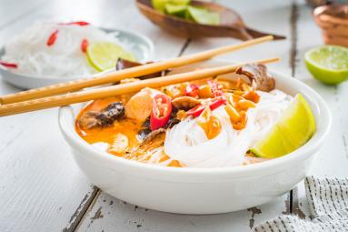 Zdjęcie - Zupa tom yum z kurczakiem i grzybami - Przepisy kulinarne ze zdjęciami