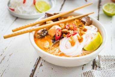 Zdjęcie - Zupa tom yum z kurczakiem i grzybami - Przepisy kulinarne ze zdjęciami