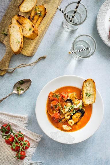 Zdjęcie - Zupa rybna bouillabaisse z nutą szafranu i pieczoną papryką - Przepisy kulinarne ze zdjęciami
