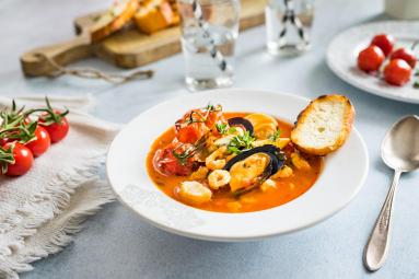Zdjęcie - Zupa rybna bouillabaisse z nutą szafranu i pieczoną papryką - Przepisy kulinarne ze zdjęciami