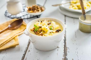 Zdjęcie - Krem z białych warzyw z pieczonym kalafiorem i orzechami - Przepisy kulinarne ze zdjęciami