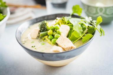 Zdjęcie - Zielona zupa tajska z kurczakiem - Przepisy kulinarne ze zdjęciami