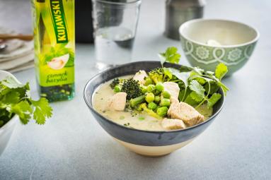 Zdjęcie - Zielona zupa tajska z kurczakiem - Przepisy kulinarne ze zdjęciami