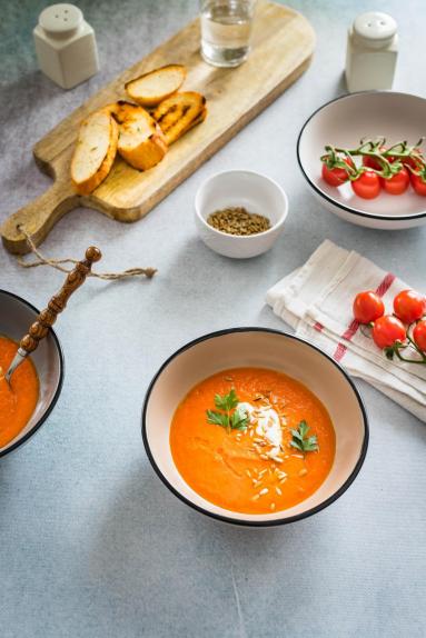 Zdjęcie - Krem z pieczonej papryki z ziarnami słonecznika - Przepisy kulinarne ze zdjęciami