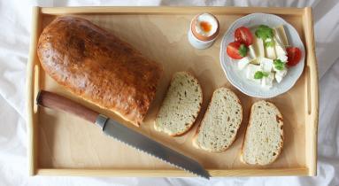 Zdjęcie - Cebulowo-serowa bułka paryska - Przepisy kulinarne ze zdjęciami
