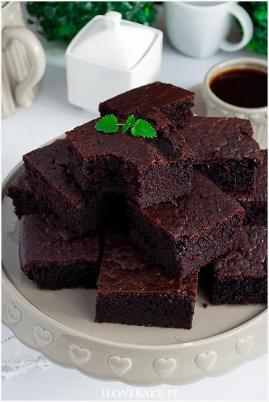 Zdjęcie - Ciasto czekoladowe na maślance - Przepisy kulinarne ze zdjęciami