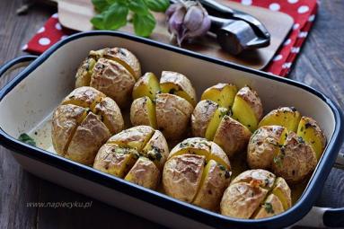 Zdjęcie - Ziemniaki zapiekane z masłem czosnkowym - Przepisy kulinarne ze zdjęciami