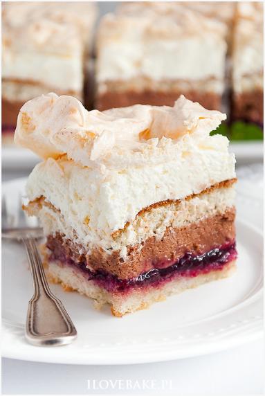 Zdjęcie - Ciasto bezowe z kremem i porzeczkami - Przepisy kulinarne ze zdjęciami