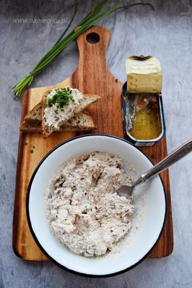 Zdjęcie - Pasta do pieczywa serowo – sardynkowa - Przepisy kulinarne ze zdjęciami