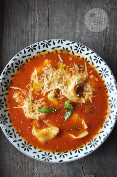 Zdjęcie: Pomidorowa z tortellini Zdjęcie - Pomidorowa z tortellini - Przepisy kulinarne ze zdjęciami