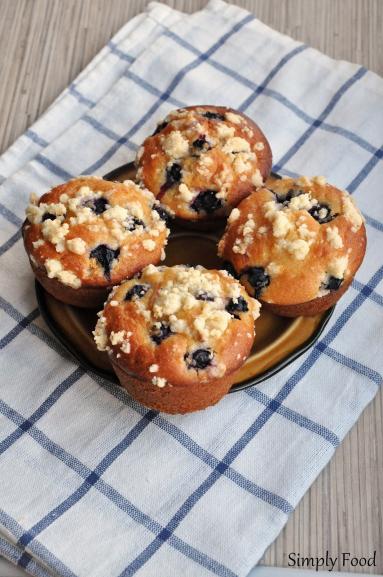 Zdjęcie - Drożdżowe muffinki z owocami i kruszonką - Przepisy kulinarne ze zdjęciami