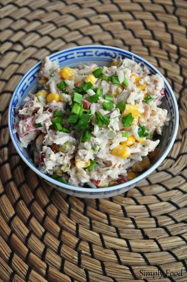 Zdjęcie - Sałatka z ryżem i tuńczykiem - Przepisy kulinarne ze zdjęciami