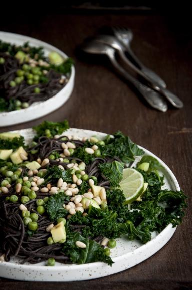 Zdjęcie - Makaron z czarnej fasoli z warzywami - Przepisy kulinarne ze zdjęciami