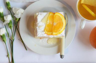 Zdjęcie - Kremówka z lukrem pomarańczowym - Przepisy kulinarne ze zdjęciami