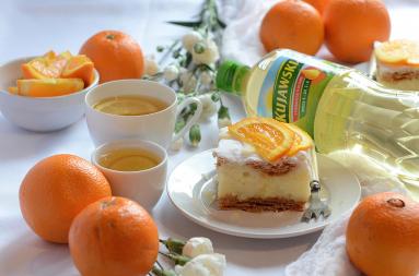 Zdjęcie - Kremówka z lukrem pomarańczowym - Przepisy kulinarne ze zdjęciami