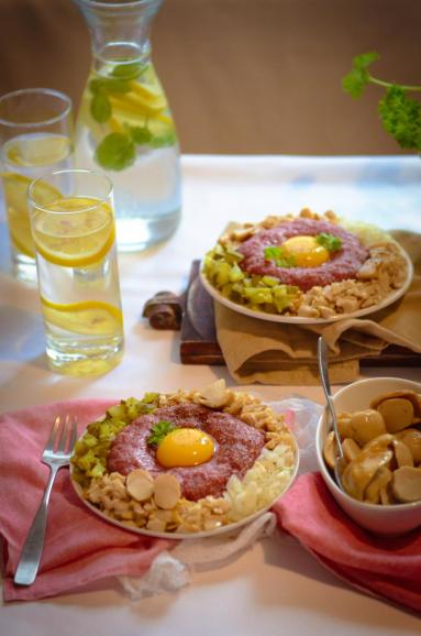 Zdjęcie - Tatar wołowy klasyczny z ogórkiem konserwowym i marynowanymi prawdziwkami - Przepisy kulinarne ze zdjęciami