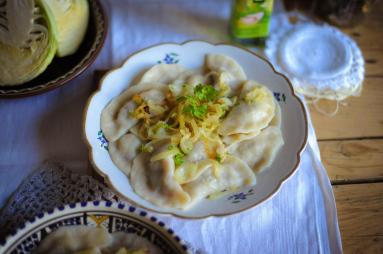 Zdjęcie - Pierogi z kapustą i grzybami leśnymi - Przepisy kulinarne ze zdjęciami