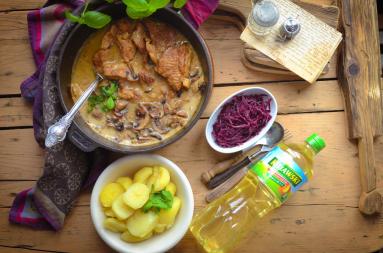 Zdjęcie - Bitki wieprzowe z sosem pieczarkowym i czerwoną kapustą - Przepisy kulinarne ze zdjęciami