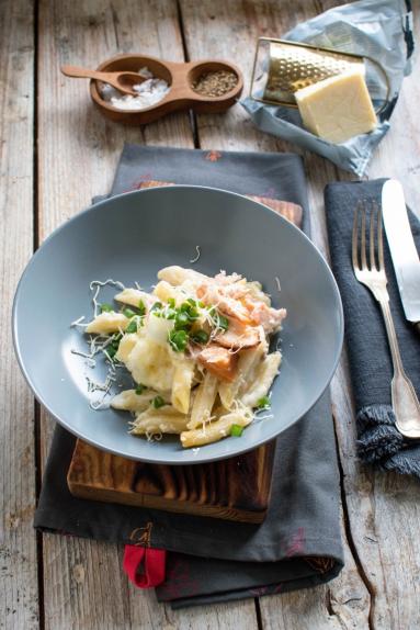 Zdjęcie - Zapiekanka makaronowa z wędzonym łososiem i kalafiorem - Przepisy kulinarne ze zdjęciami