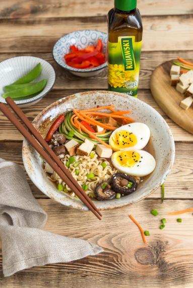 Zdjęcie - Ramen z jajkiem i tofu - Przepisy kulinarne ze zdjęciami
